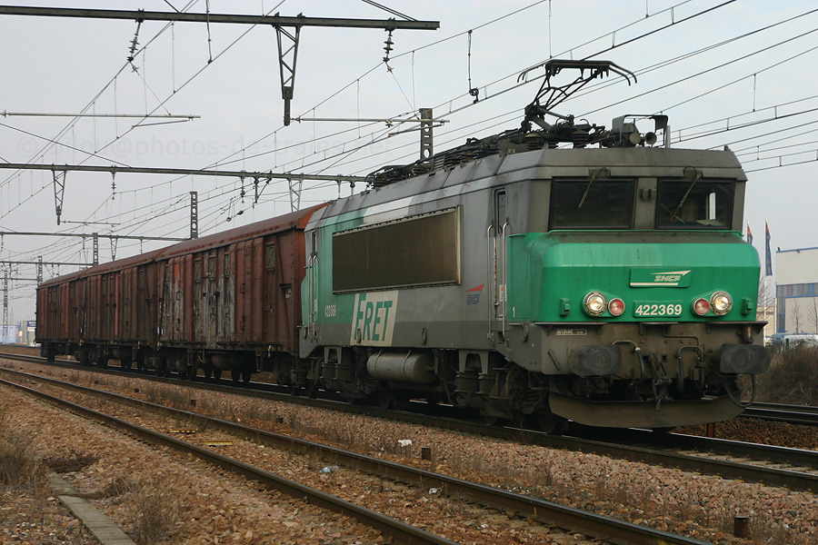 Avec son court train de marchandise, la BB 22369 en livrée fret se dirige vers le sud, vue ici à Villeneuve St-Georges.