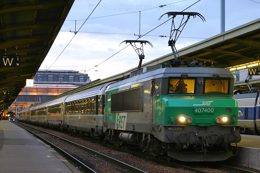 &Agrave; Paris-Gare-de-Lyon, la BB 7400, en t&ecirc;te du TER 891023, va bient&ocirc;t s'&eacute;lancer vers Dijon.
