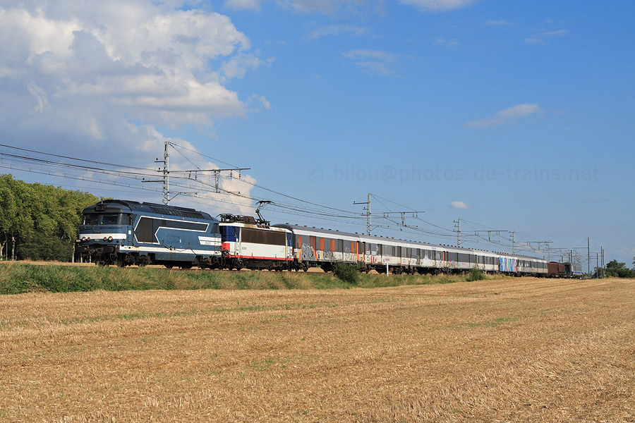 Lors d'une campagne d'essai pour homologations de wagons EWSI, l'Agence d'Essai Ferrovaire (AEF), charg&eacute;e de cette mission, a d&eacute;ploy&eacute; les grands moyens afin de faire monter cette rame de 500t &agrave; 115km/h, en 5 km : Double-traction BB 67621 et BB 25606 entre Toulouse et Castelnaudary, ici vue &agrave; Villefranche de Lauragais.