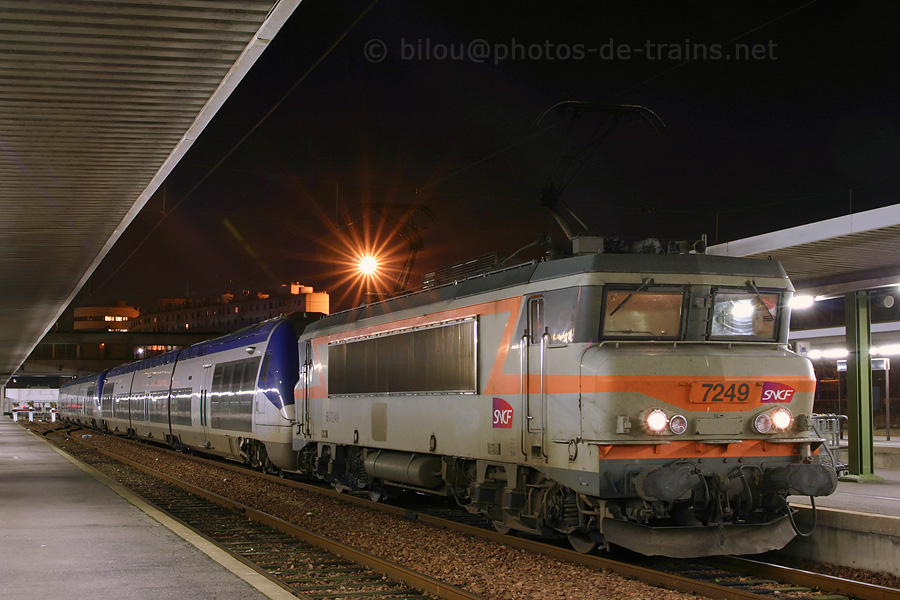 &Agrave; Paris-Bercy, alors que cette UM de BGC TER Bourgogne devait assurer le TER 891163 &agrave; destination d'Auxerre, un probl&egrave;me de freins conduit &agrave; l'annulation du train et &agrave; sa demande de secours. C'est la BB 7249 qui v&icirc;nt le lui porter.