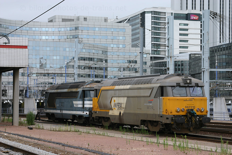 Servant au secours des TGV, ces deux BB 67200, appartenant à l'Infra, stationnent ici à Paris-Vaugirard. Il s'agit des BB 67236 et BB 67210, cette dernière étant la seule de la série à arborer la livrée "Infrastructure". On remarquera de plus la présence d'attelage Scharfenberg.