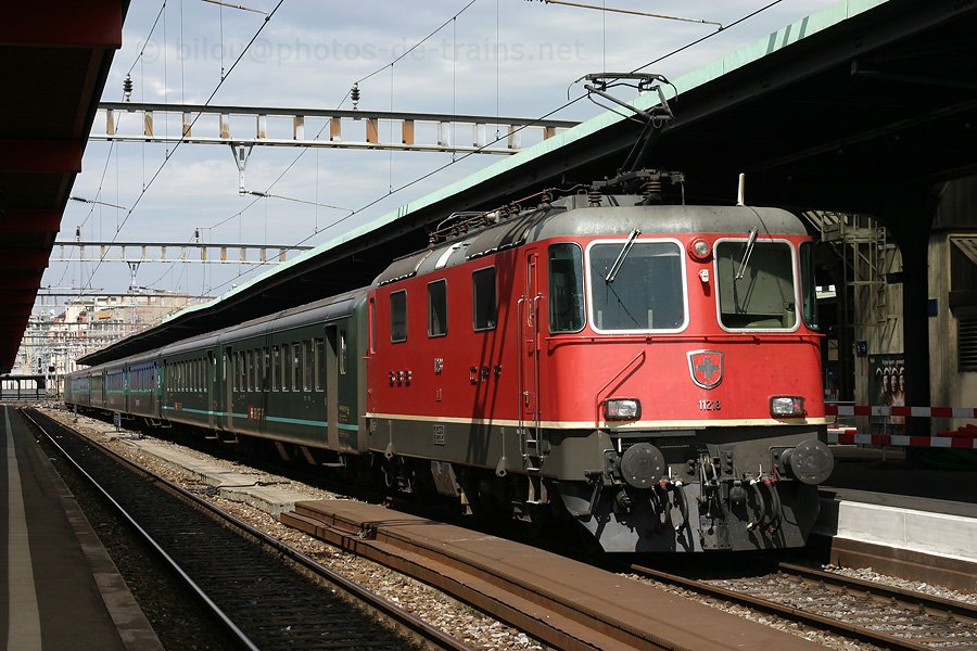 Arriv&eacute;e &agrave; Gen&egrave;ve-Cornavin, son terminus, la Re 4/4 II 11218 vient d'assurer un train r&eacute;gional en provenance de Coppet.