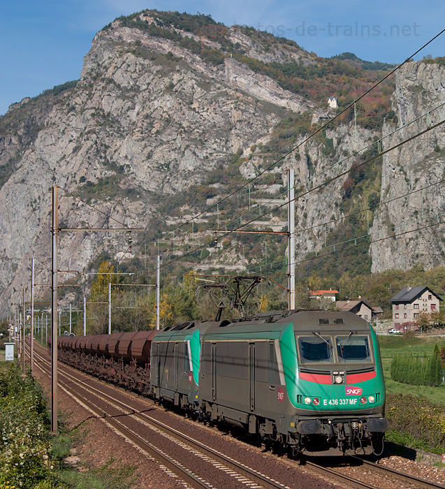 Encore quelques kilomètres pour ce train de Fret, tiré par une UM de BB 36300, 36337 en tête, peu avant St-Jean de Maurienne.