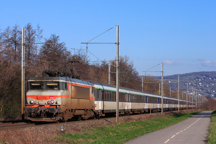 Quelques kilom&egrave;tres apr&egrave;s son arr&ecirc;t en gare de Chamb&eacute;ry, le Corail Lun&eacute;a 4451 en provenance de Quimper, poursuit son chemin vers Bourg-St-Maurice.
