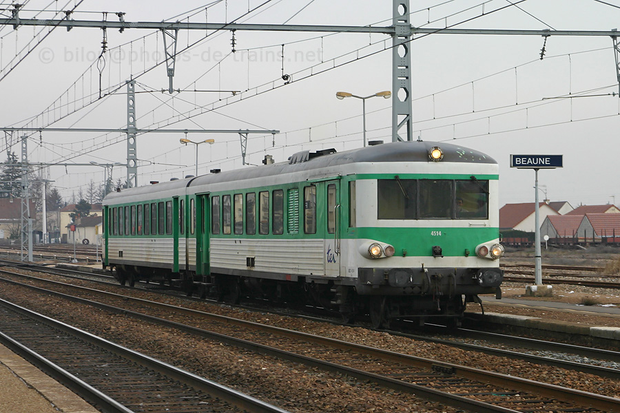 Parfaitement &agrave; l'heure, le X 4514 assurant le TER 893107 Dijon - Le Creusot, marque l'arr&ecirc;t &agrave; Beaune.