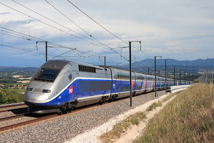 &Agrave; la sortie du viaduc de Lambesc, cette UM de TGV Duplex, men&eacute;e par la rame 241, assure le TGV 6122 Marseille-Saint-Charles - Paris-Gare-de-Lyon.