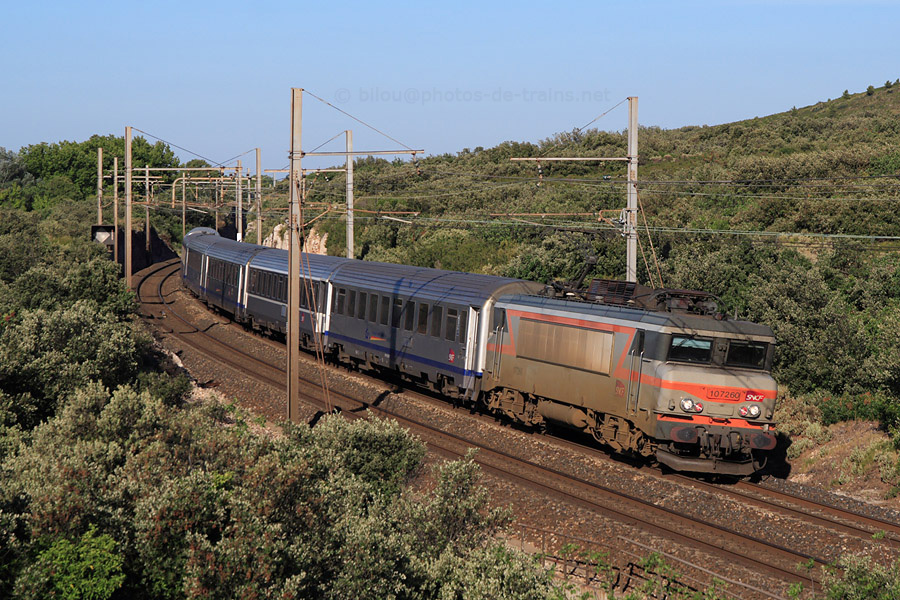 Entre Tarascon et Avignon, passage de la BB 7260 assurant le TER 17702, reliant Marseille-Saint-Charles &agrave; Lyon-Part-Dieu.