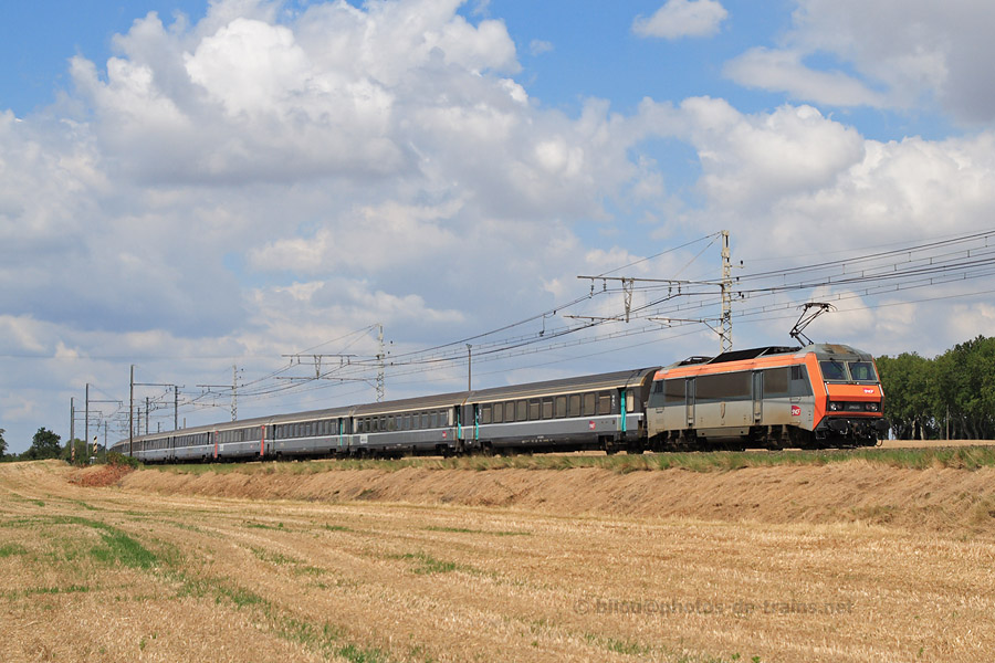 Peu avant Villefranche-de-Lauragais, la BB 26020, assurant le train 3603 Paris - Portbou, poursuit son long trajet vers l'Espagne.