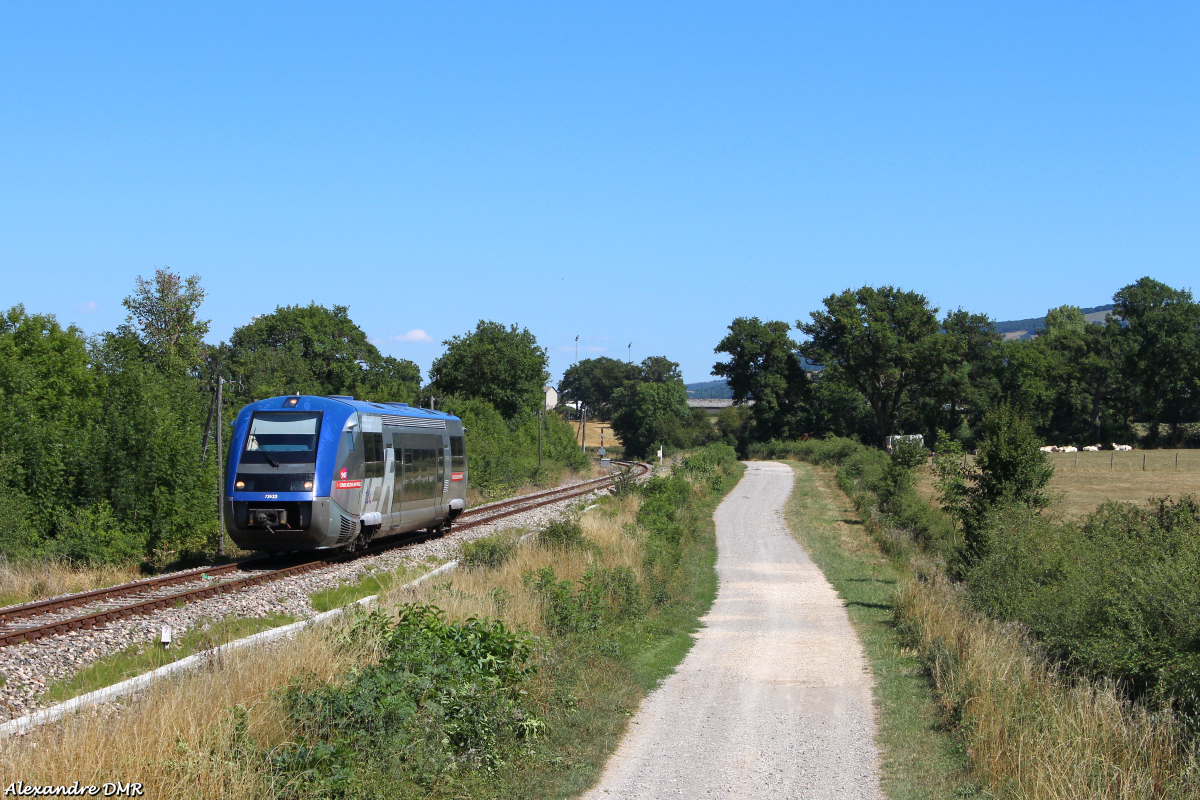Le X 73633 évolu sur cette ligne à voie unique avec rail DC et ligne télégraphique... Le cadre typique de la ligne secondaire sur cette ligne entre Rodez et la ligne des Causses.