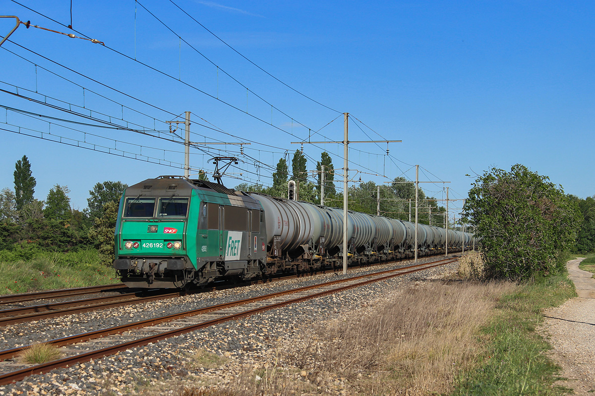 Passage à Saint-Martin-De-Crau du fret 489038 reliant le triage de Fos-Coussoul à celui de Dijon-Perrigny. Il est tracté par la 26192 Fret.