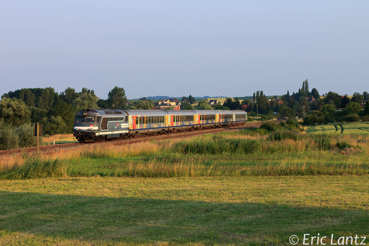 Passage à Ettendorf de la BB 67517 assurant le seul TER en rame tractée du week-end sur la ligne 9. Celle-ci passe le dimanche soir, sous les derniers rayons du soleil.