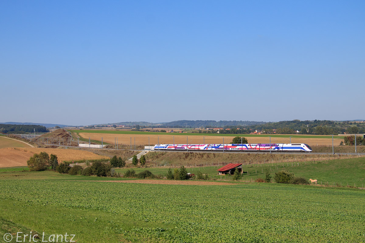 La rame Dasye 744, pelliculée à l'occasion des essais sur la LGV Est seconde phase, assure l'un des nombreux allers-retours entre Baudrecourt et Vendenheim afin d'effectuer diverses mesures. Des montées en vitesse progressives sont réalisées, et c'est non loin de la barre des 320 km/h que passe le convoi dans les terres fertiles du Kochersberg. Cette rame effectue un parcours en interne et ne sort donc pas de la LGV du côté est. Le TGV relie les 2 raccordements de Pagny-Vandières et celui de Vendenheim, ce dernier n'étant pas encore en service.