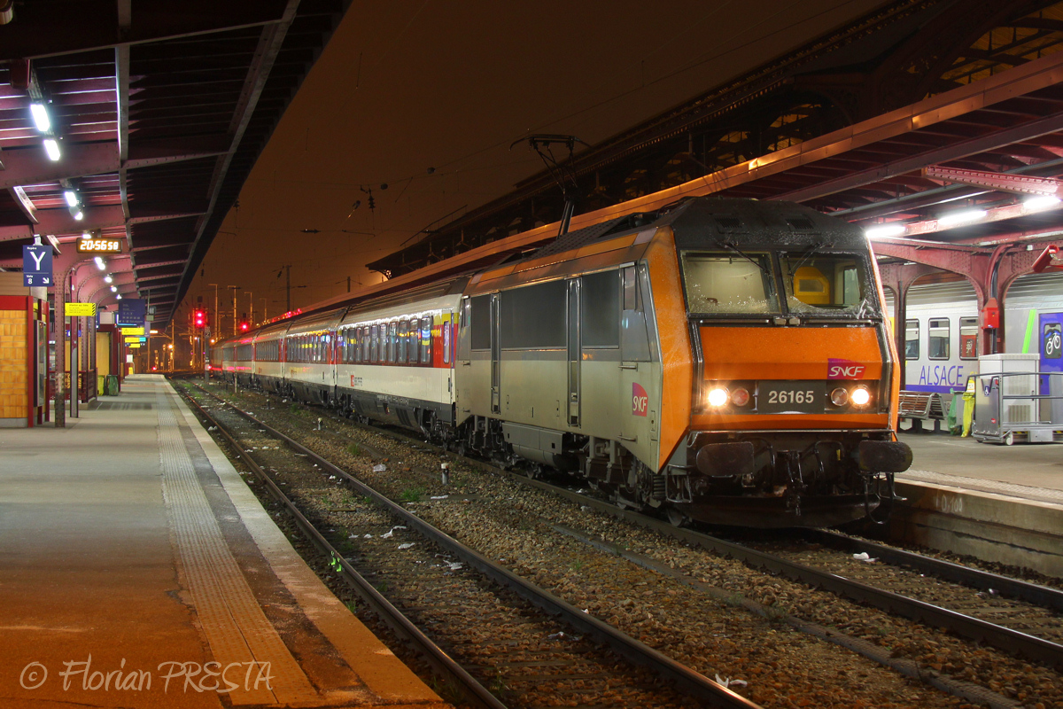 En cette froide soirée de février, le train EC "Iris" tracté par la BB 26165 s'apprête à quitter la voie 7 de la gare de Strasbourg pour sa destination, Bâle. 
