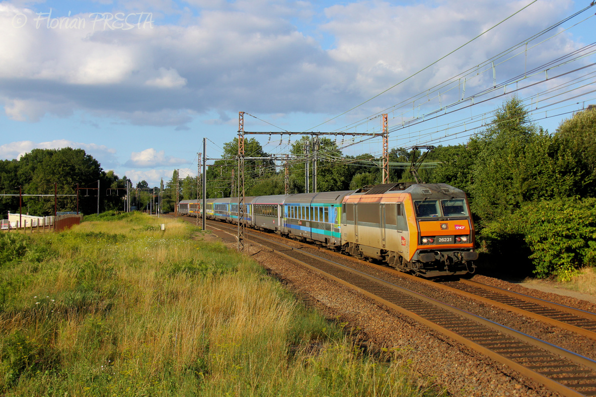 La 26231, qui a quitté le FRET pour pallier au manque de machines de l'activité Intercités, est proche de Limoges en tête du train 3651 à destination de Brive-la-Gaillarde...