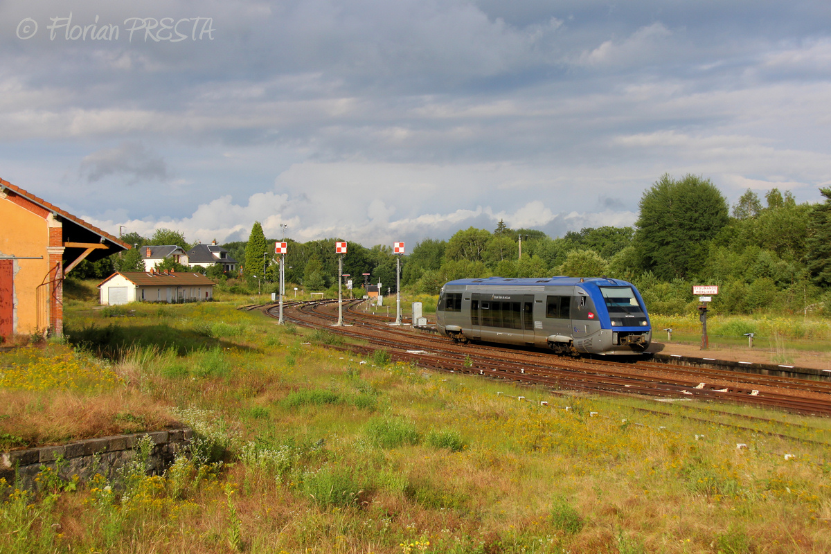 Ce vendredi 4 juillet 2014, c'était très certainement le dernier passage sur la voie 2 de la gare d'Eygurande-Merlines pour permettre le croisement de 2 trains assurant la liaison entre Clermont-Ferrand et Brive.