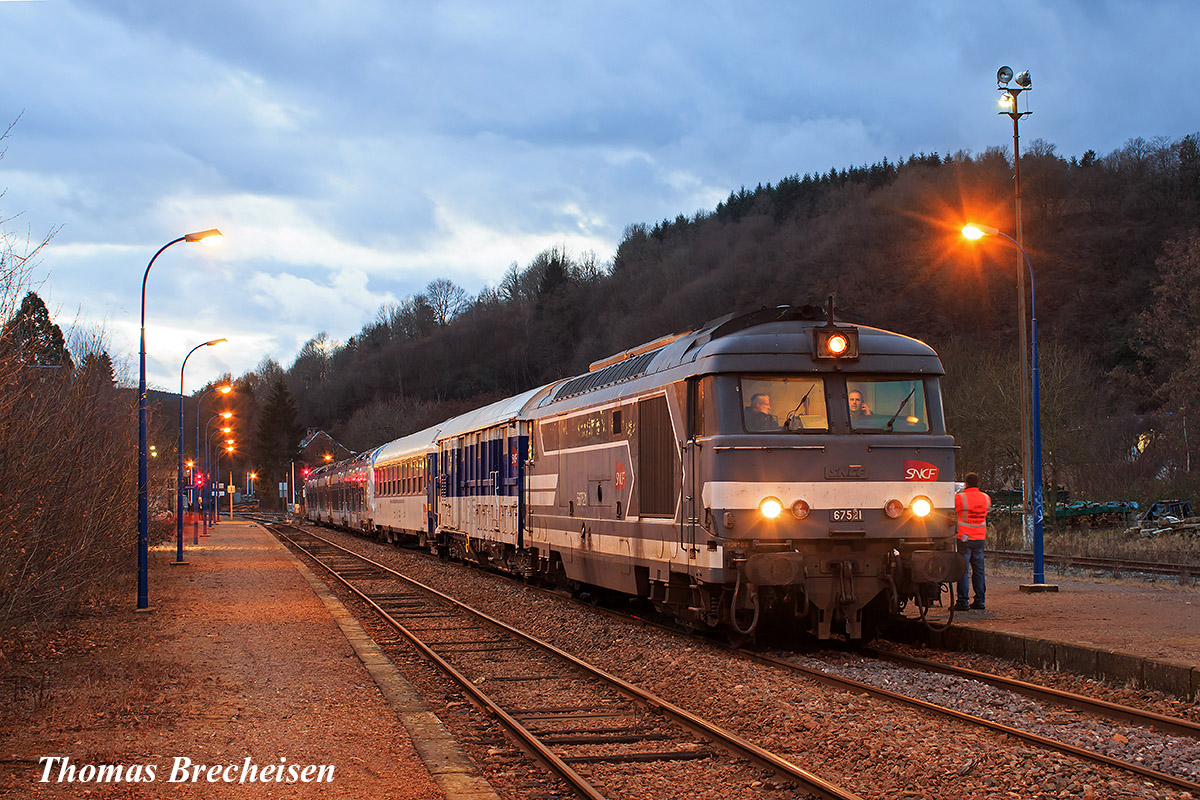 Après avoir remis sur les rails le Régiolis la veille, le train de secours formé par la BB 67521 roule en direction de Hausbergen après obtention du signal à voie libre.