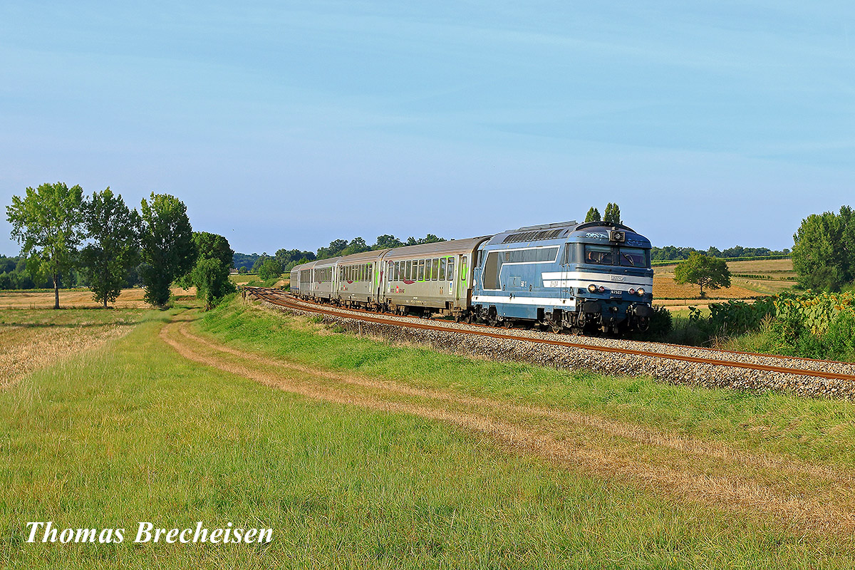 La BB 67523 assure le W 771124 Bordeaux - Saintes, composée de 3 voitures IC Basse Normandie, d'une voiture IC Carmillon et d'une voiture TER Bourgogne. Le train passe la commune de Chartuzac en direction de Saintes.