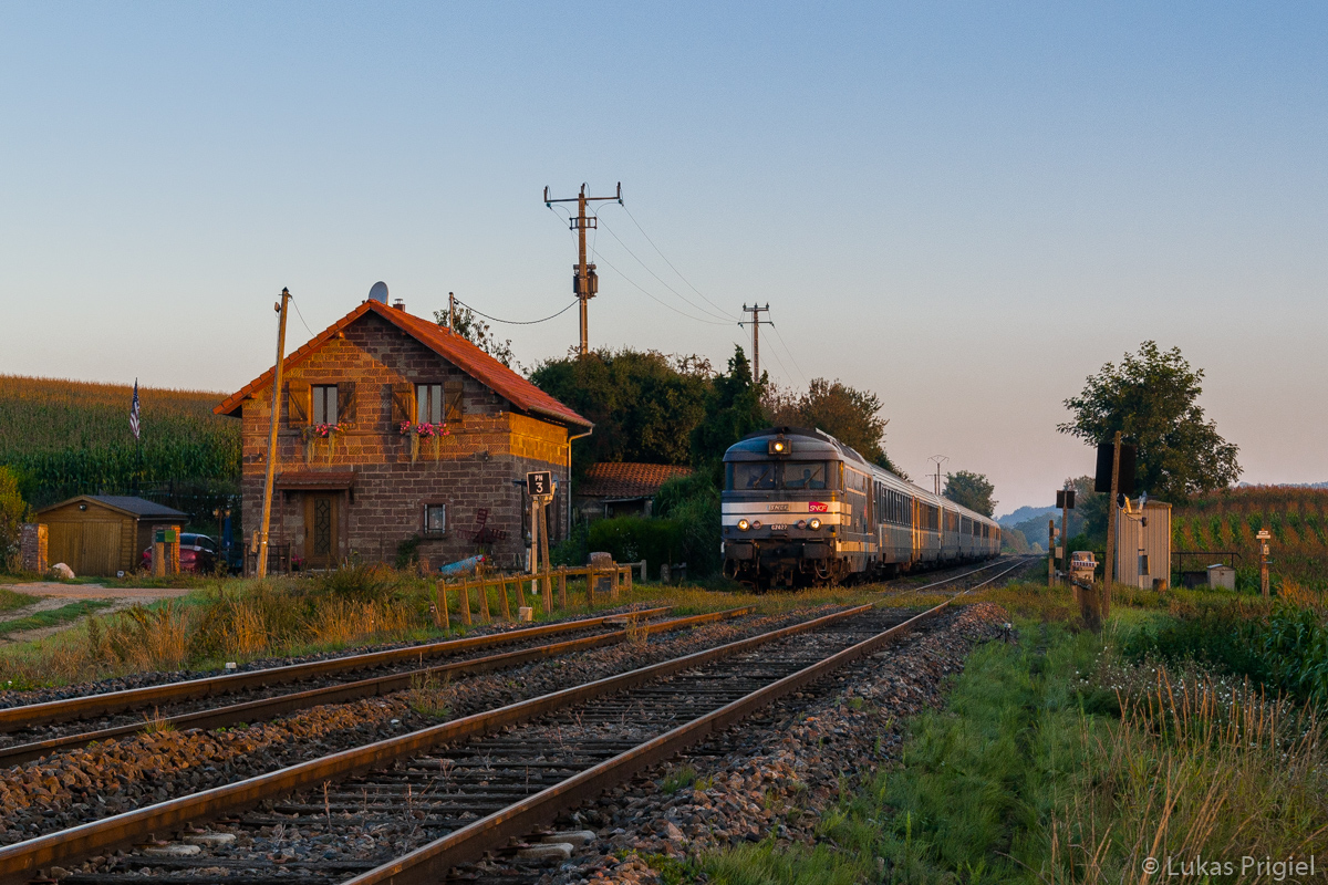 Juste après le lever du soleil, le BB 67422 passe le PN 3 près de Minversheim, avec son TER 830903 de Sarreguemines à Strasbourg.