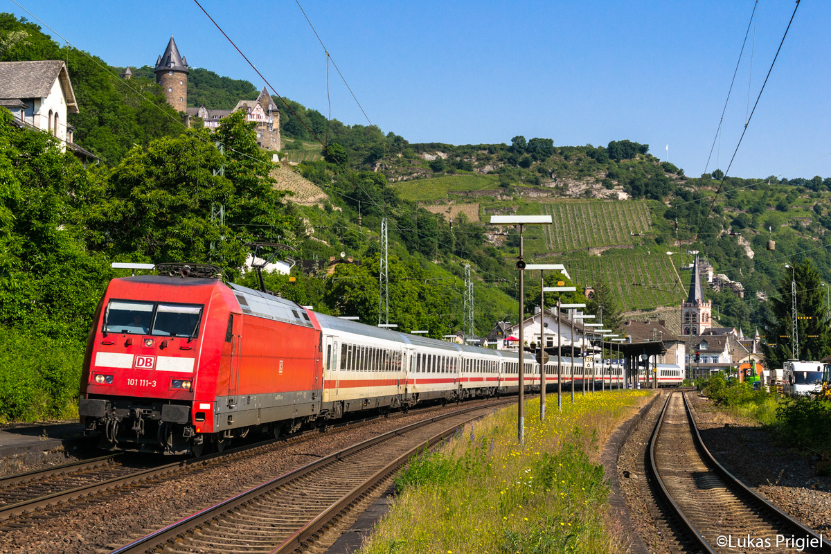 C'est la mythique ligne de la rive gauche du Rhin, qui est pris par l'EuroCity 115 "Wörthersee" pendant son voyage du bassin de la Ruhr au sud de l'Autriche. Mais c'est aussi ce train, étant mythique lui-même. Depuis l'année 1979, le "Wörthersee" rattache les deux régions - à partir de 1989 comme EuroCity.