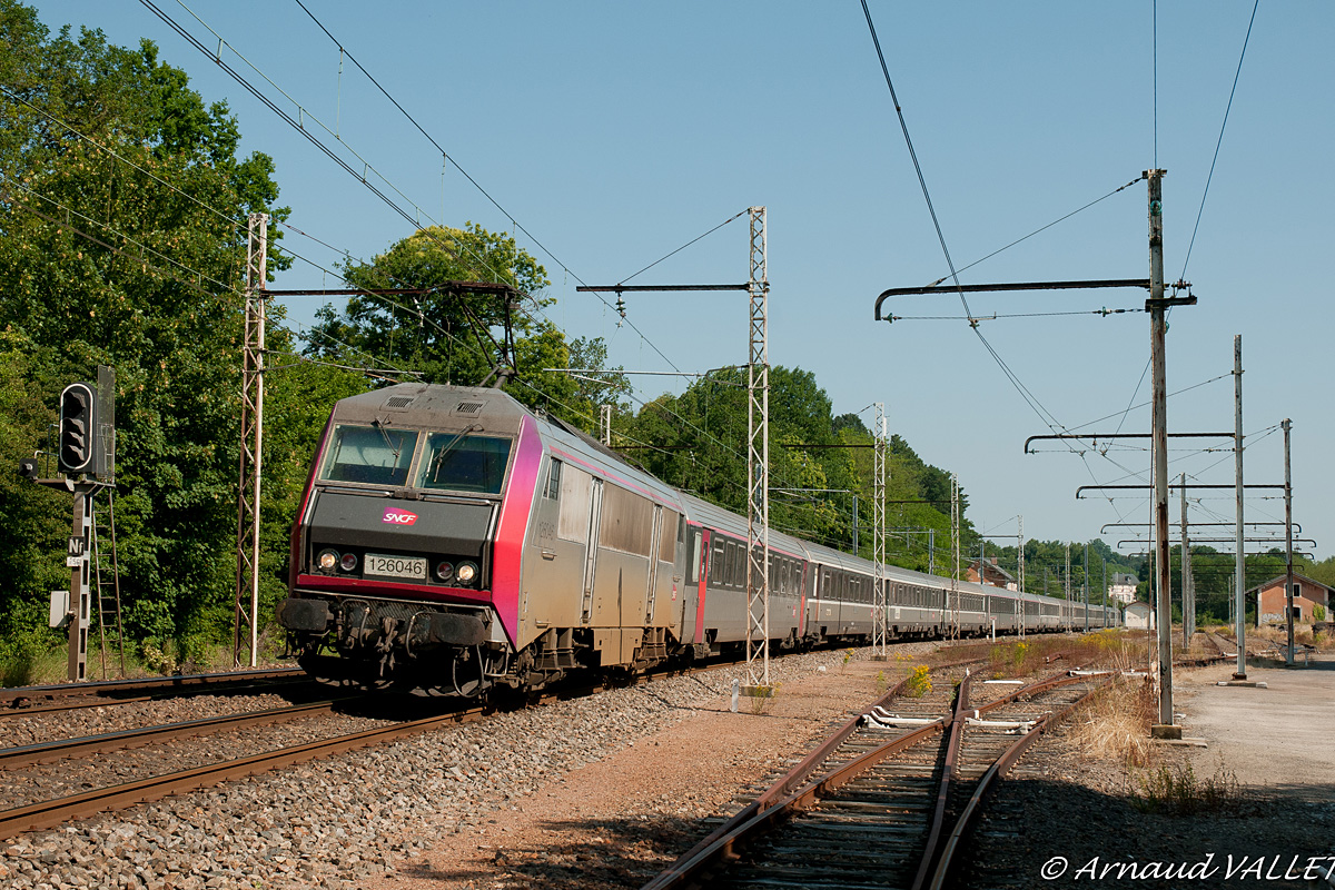 La 26046 première "carmillonnée" de sa série passe dans la petite gare sous le soleil limousin en tête du 3672 Toulouse - Paris.