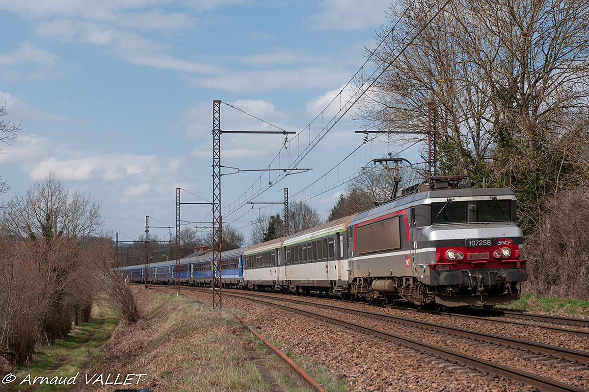 Toujours de jolies compositions sur les trains Eco toulousains qui plus est ce jour là, avec la 7258 dans sa jolie robe rouge, passant la courbe de Glanges entre Limoges et Brive.