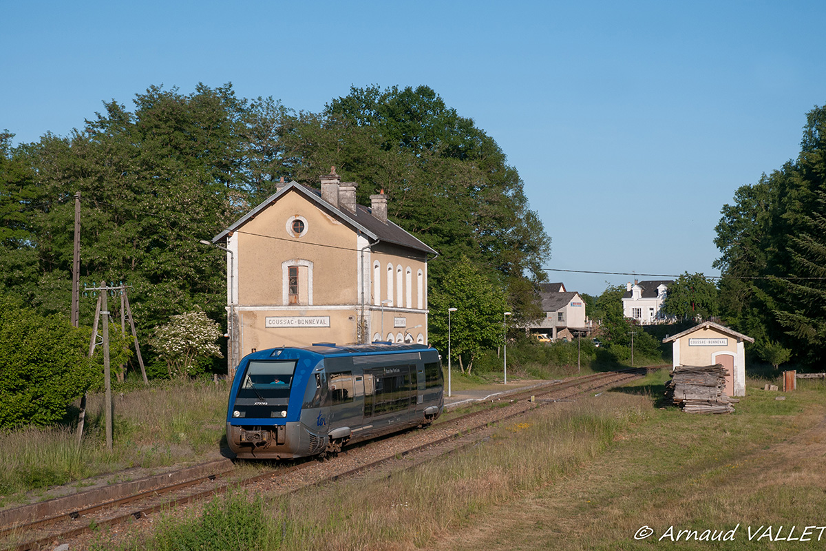 L'X73763 ex-Nord-Pas-de-Calais bien loin de ses terres puisque acheté d'occasion par la région Limousin avec d'autres engins profite d'un soleil de soirée en desservant la petite gare tout droit sortie d'un autre temps.
