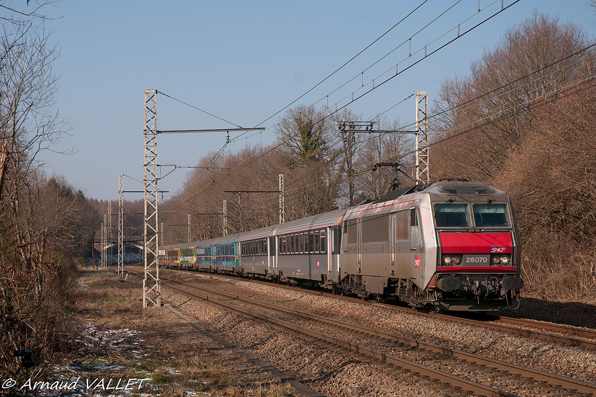 La BB 26070 et sa livrée défraîchie traverse le Limousin et la petite gare abandonnée sous un soleil hivernal bienvenu.