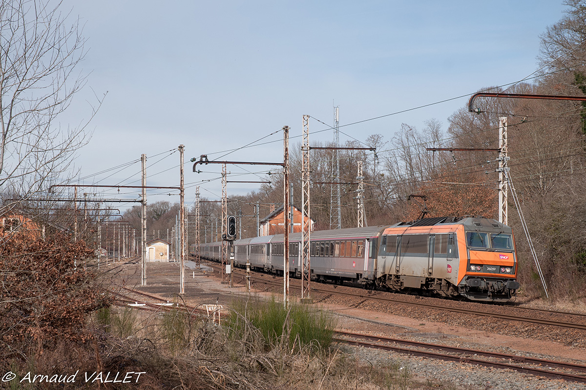 Alors que la livrée Téoz a totalement disparu sur l'axe POLT, les Sybic béton sont toujours présentes tel la BB 26059 qui arbore encore fièrement ses couleurs d'origine qu'elle va perdre l'année suivante tout comme ce train qui verra son terminus en gare de Toulouse.