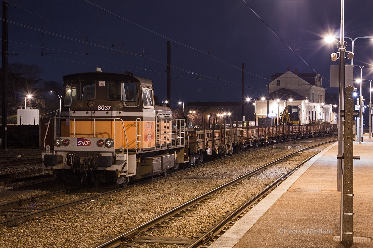 Y 8037 avec un train de travaux en attente sur voie A à Montereau.