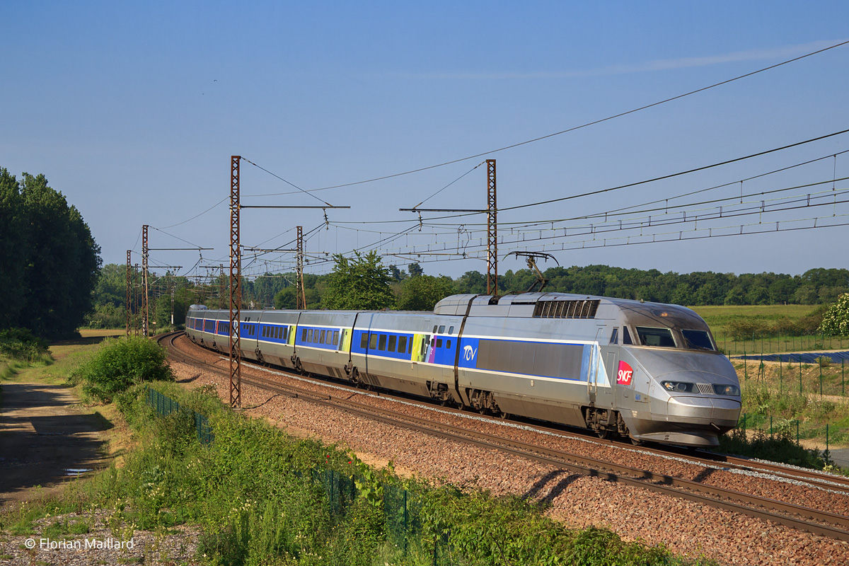 La rame TGV A n°401 en charge du TGV 8406 Bordeaux-St-Jean - Paris Montparnasse s'apprête à passer à Châtellerault. 