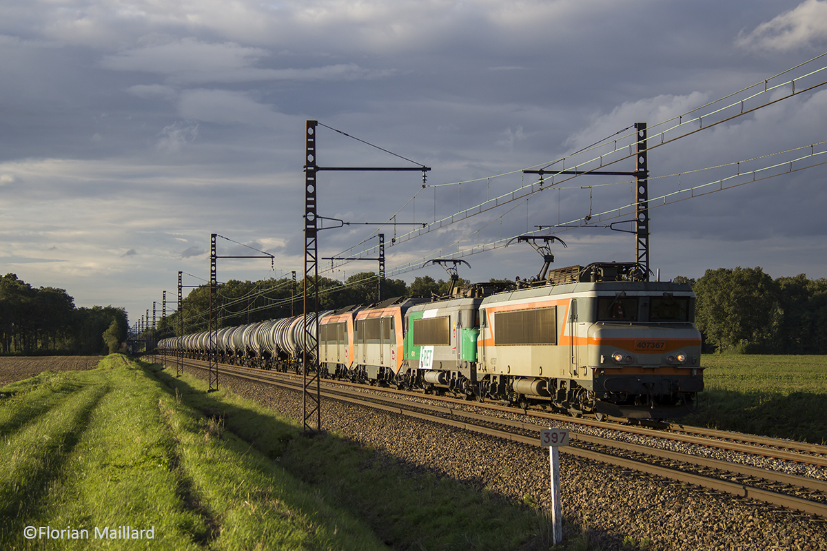 Venant de passer Châlons-sur-Saône, L'UM de BB 7200 descend la PLM vers Sibelin, avec en véhicule les BB 26214 et BB 26215.