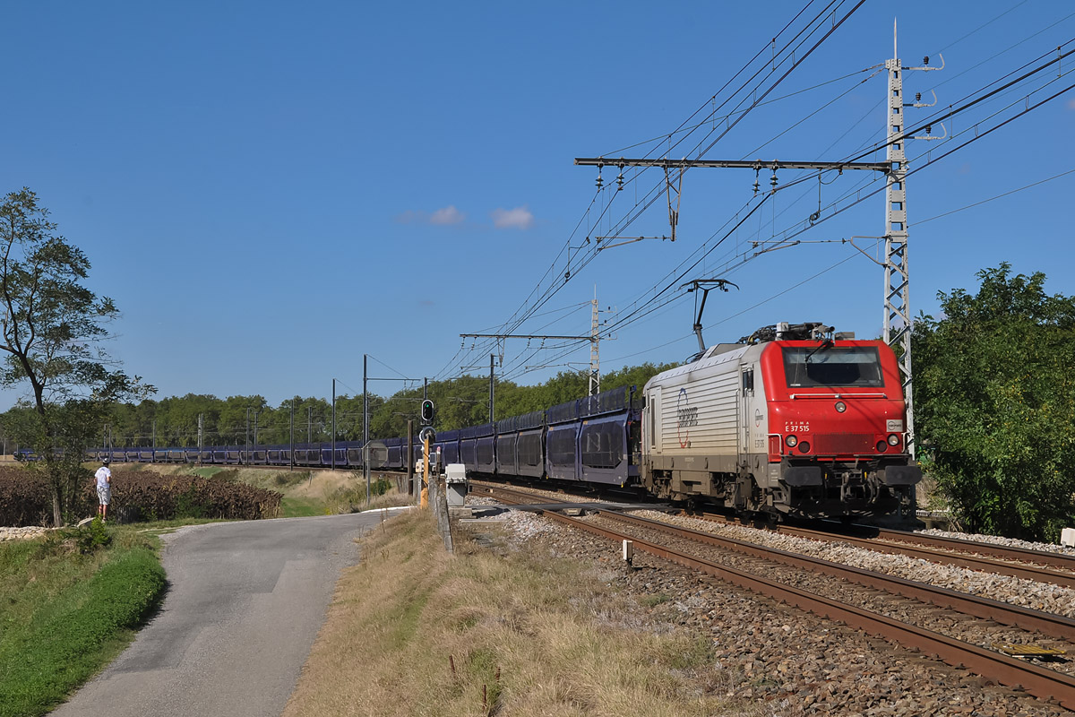 Retour à vide du train GEFCO 60525 St-Jory - Gevrey. Ce train qui exécute 2 rotations par semaine est confié aux locomotives E 37500 d'Europorte.  Il est photographié à son passage à Villefranche-de-Lauragais (Haute-Garonne).