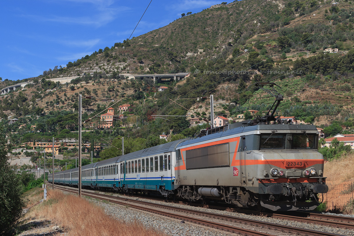 Quelques instants après avoir passé la frontière italienne, la BB 22343 emmène l'EuroCity 139 Nice-Ville - Milano-Centrale jusqu'à la gare de Ventimiglia, où une locomotive italienne prendra le relais.