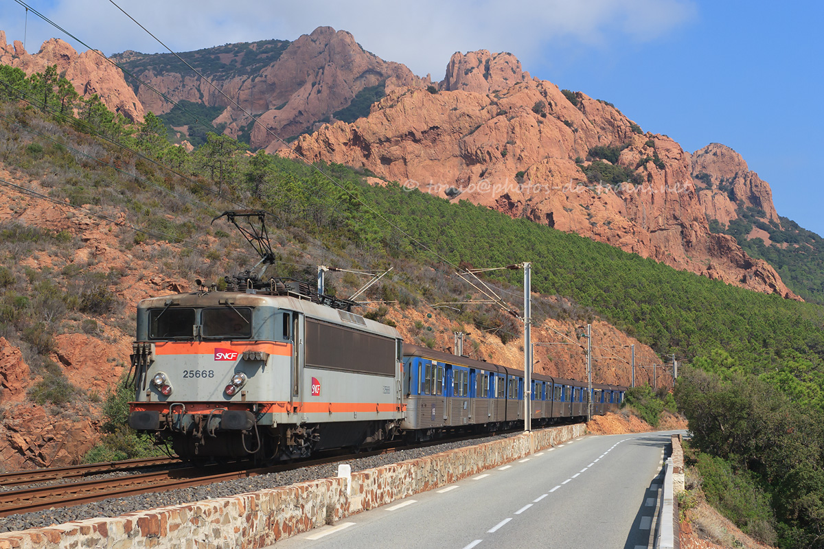 Dans quelques instants, le train TER 881166 Ventimiglia - Saint-Raphaël-Valescure, tracté par la BB 25668, entrera en gare d'Anthéor-Cap-Roux.