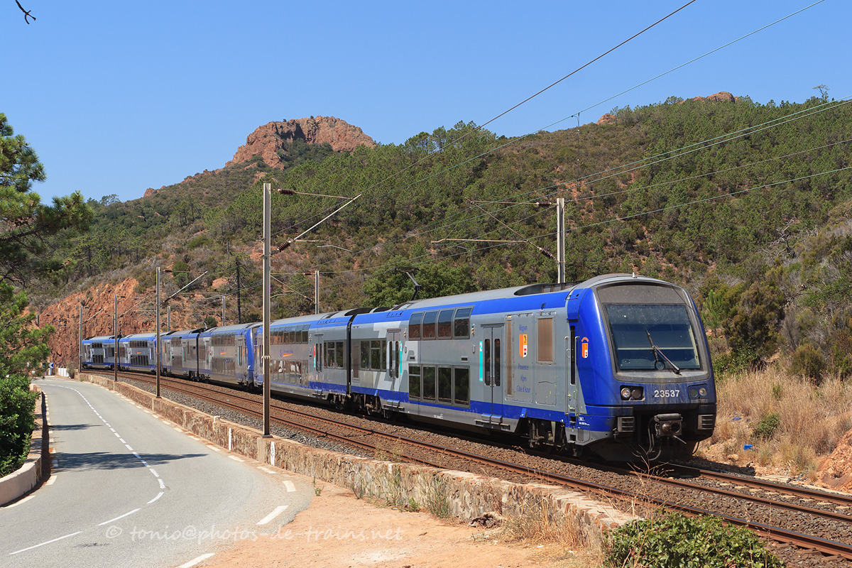 Vue du train TER 881165 Saint-Raphaël-Valescure - Nice-Ville, assuré par un UM de Z 23500, quelques minutes après son départ de la gare d'Anthéor-Cap-Roux.