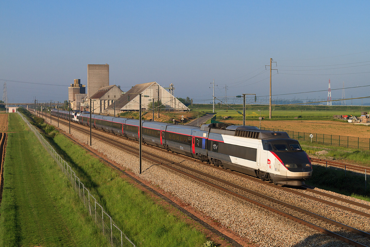 Assurant les TGV 5254 Rennes - Lille-Europe et 5252 Nantes - Lille-Europe, cette UM de TGV Sud-Est intégralement Carmillon est vue sur la commune de Boisville-la-Saint-Père.