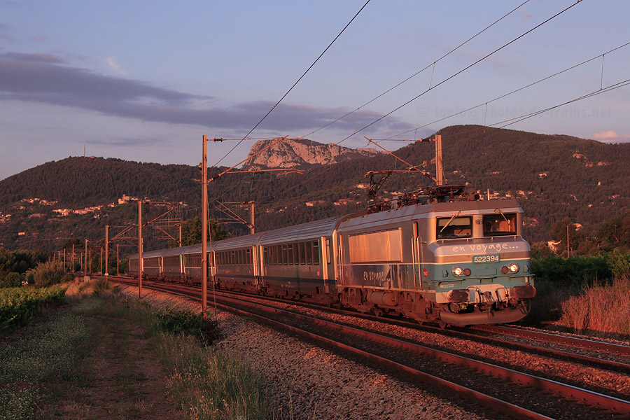 Retard de quelques minutes pour le TER 17471 Toulon - Ventimiglia, laissant au soleil le temps de l'illuminer de sa lumière matinale, aux environs de Cuers. La BB 22394 est en charge du train.