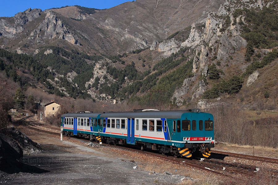 Départ de la gare de Tende du train régional 22976 Taggia - Cuneo, assuré par une UM d'Aln663.