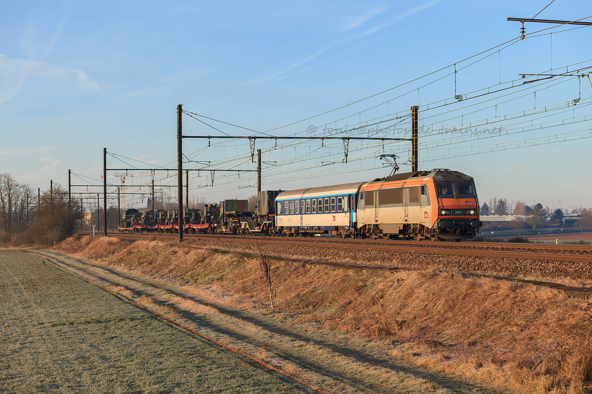 Après un long arrêt nocturne à Saint-Pierre-des-Corps, le train militaire 445754 Tarbes - Châlons-en-Champagne se présente, avec la BB 26107 en tête.