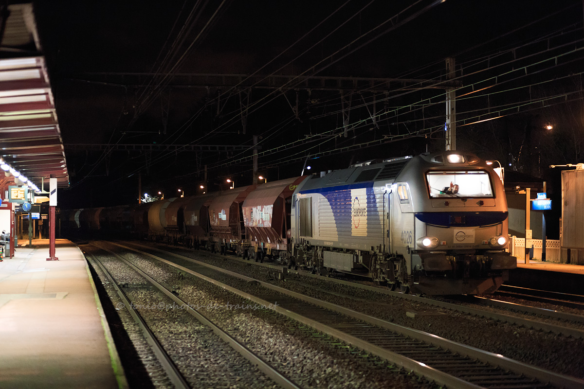 En provenance de Sotteville, le train 462379, après avoir fait son demi-tour à Juvisy, continue sa route vers le sud, Euro 4026 en tête. Il est vu ici lors de son passage nocturne à Sainte-Geneviève-des-Bois.