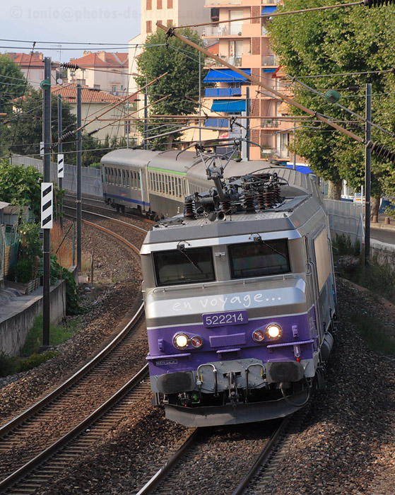 Fraîchement repeinte en livrée "En Voyage...", la BB 22214, assurant le TER 17434 Ventimiglia - Lyon-Perrache, vient de quitter la gare d'Antibes.