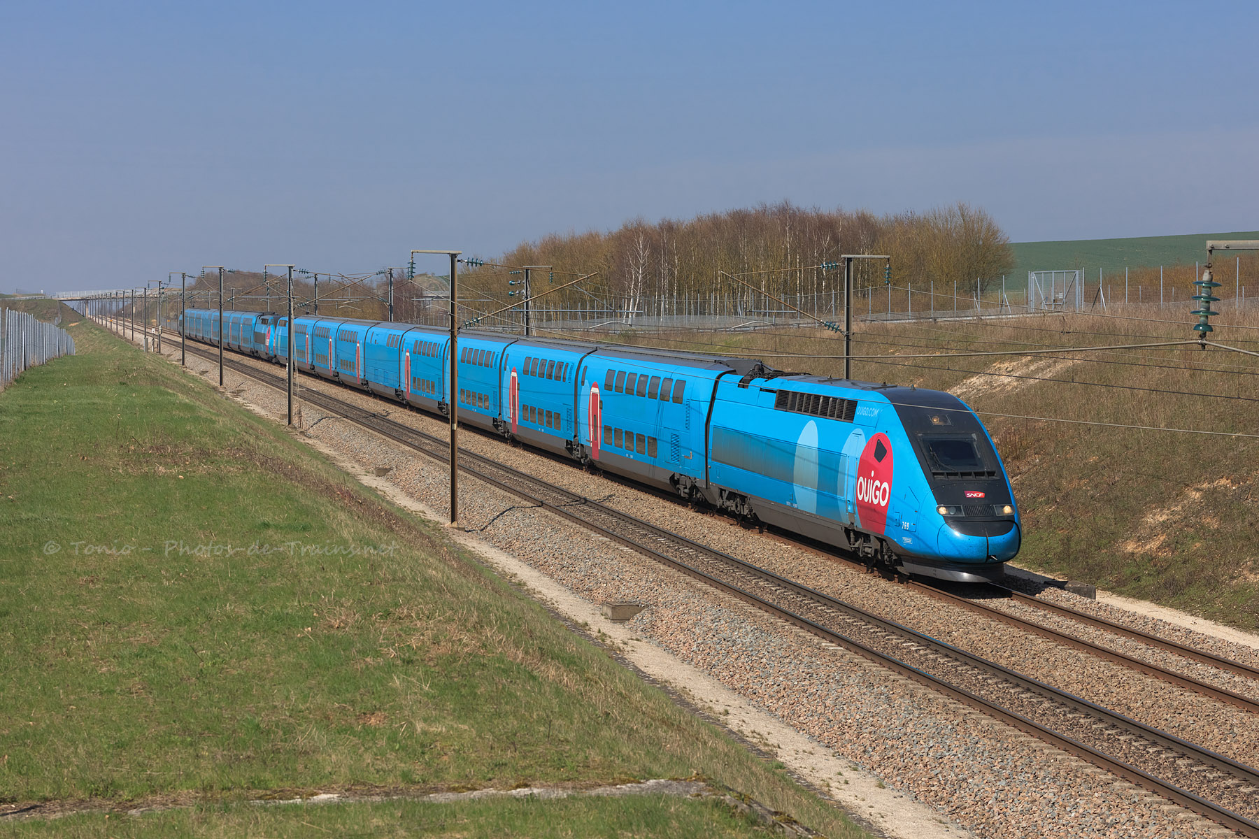 Surprise au PK 63, une UM de TGV Duplex DASYE en livrée OUIGO file vers le Sud-Est.