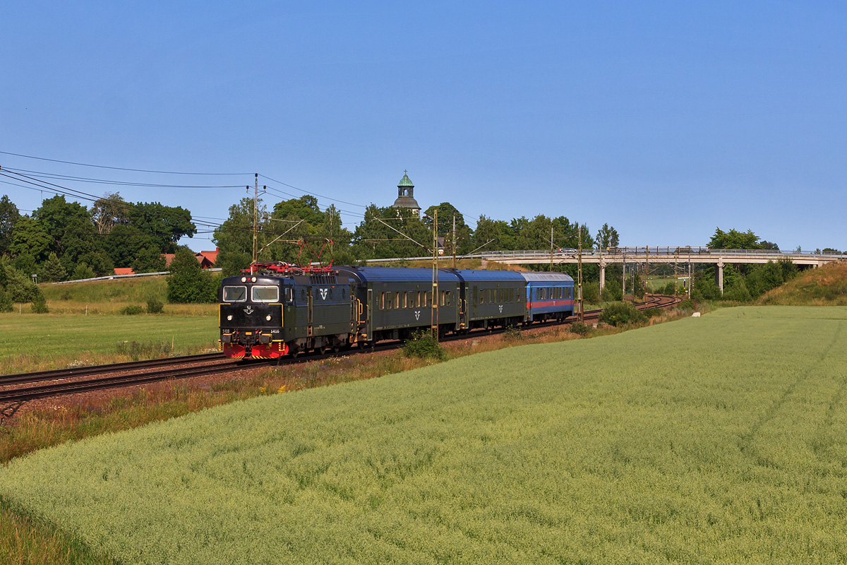 C'est avec une courte rame tractée que le train 137 Stockholm C - Hallsberg se présente à quelques kilomètres de son terminus.