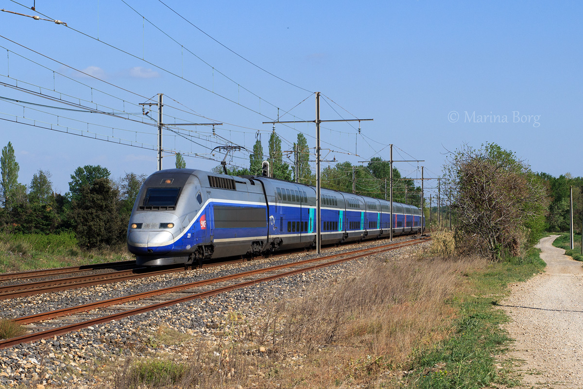 Sur les bords de plaine de la Crau la rame TGV Duplex 229 a pointé son nez en provenance de Miramas pour Paris au TGV 6198.