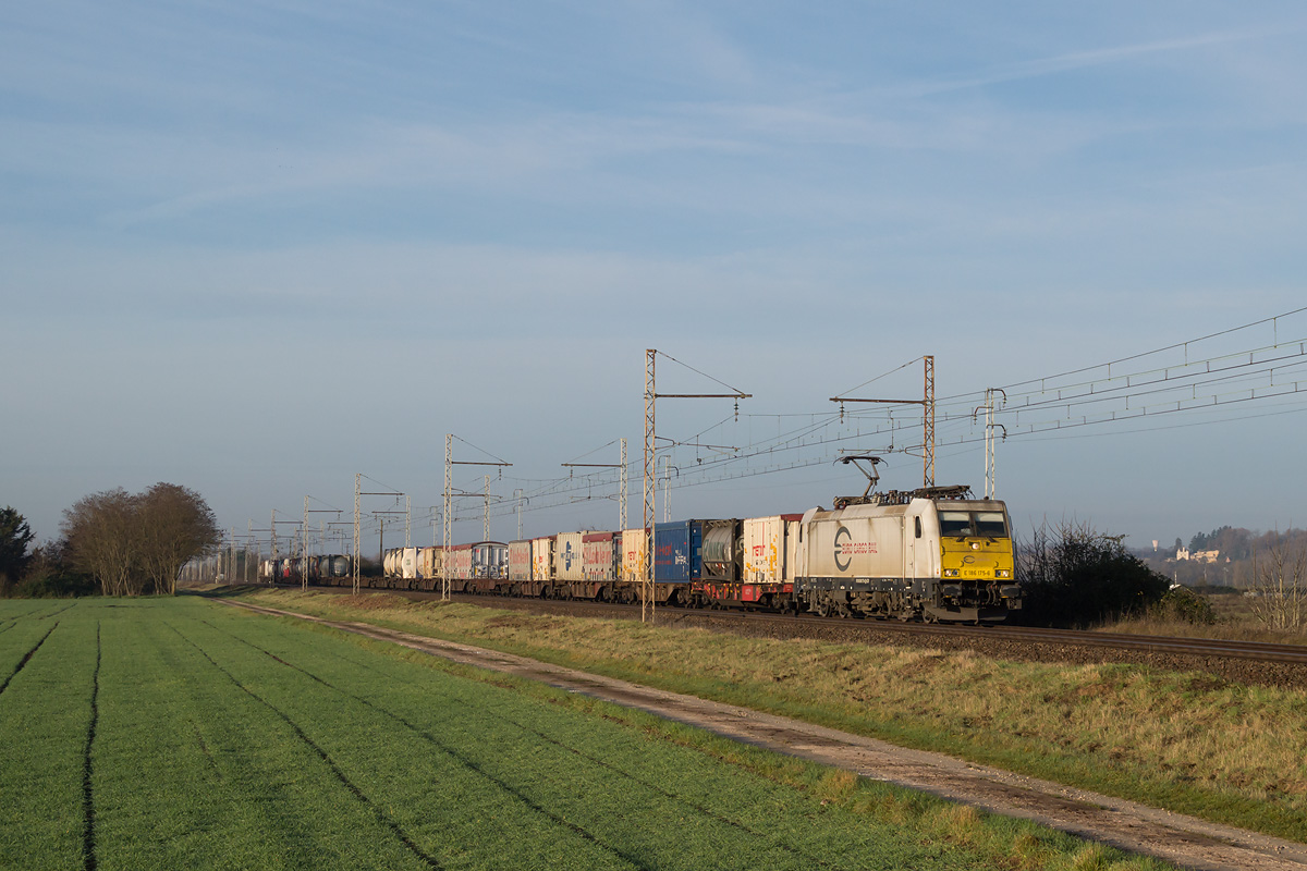 La BR 186 assure un train kombi vers L'Allemagne de passage en Touraine.