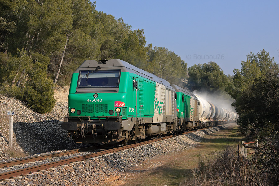 L'habituel train d'alumine de Gardanne pour Miramas passe ici au sud d'Aix-en-Provence. Il est tracté par les BB 75048 et BB 75042.