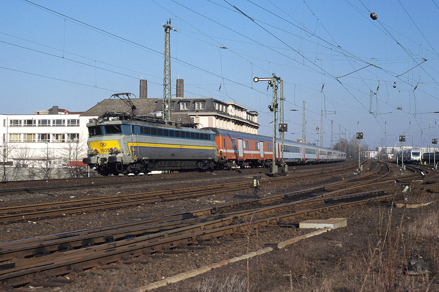 Tracté par la HLE 1805, le train D 424 Köln - Oostende traverse les installations de la gare d'Aachen Rothe Erde. La rame remorquée est composée d'un fourgon Dms et de voitures de type I11. Depuis décembre 2002, la desserte "Grandes Lignes" diurne entre la Belgique et l'Allemagne est assurée exclusivement par des trains Thalys.