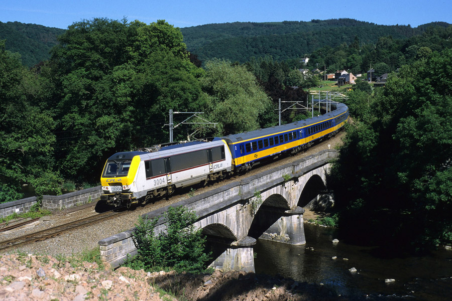 BB 3004 + INT 1138 "Ardennen Express" Luxembourg - Amsterdam franchit l'Amblève à Nonceveux. Ce train ne circulait que les samedis et dimanches d'été et était composé de voitures ICR des chemins de fer néerlandais NS.
