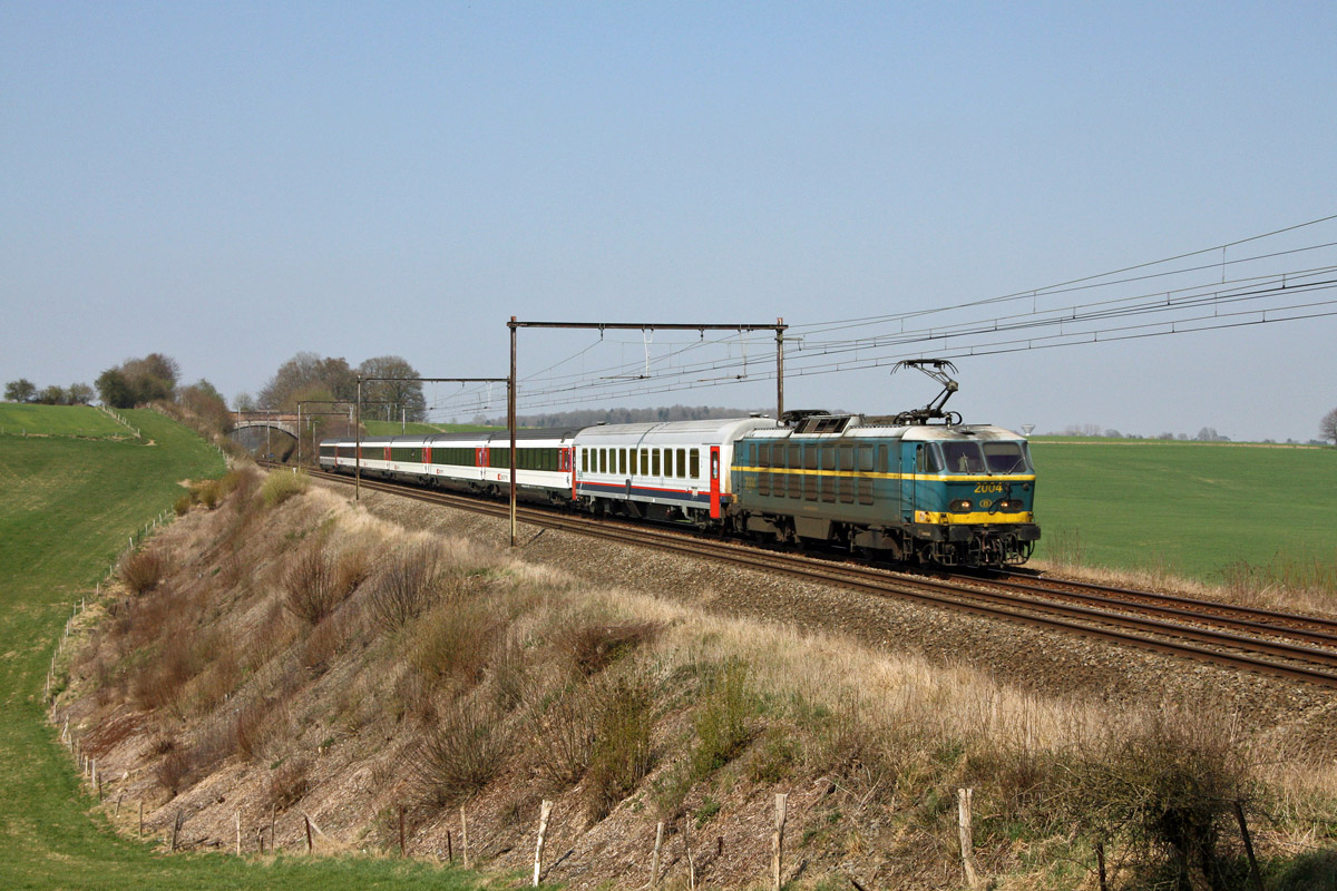 Tracté par la 2004, le train EC 97 "Iris", reliant Bruxelles à Zürich passe à Natoye (commune de Hamois).