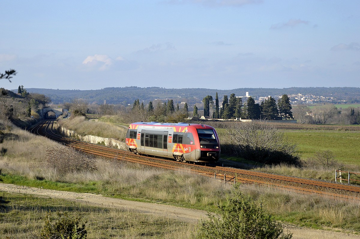 Passage du train TER Mende - Nîmes près de Gajan, dans le Gard.